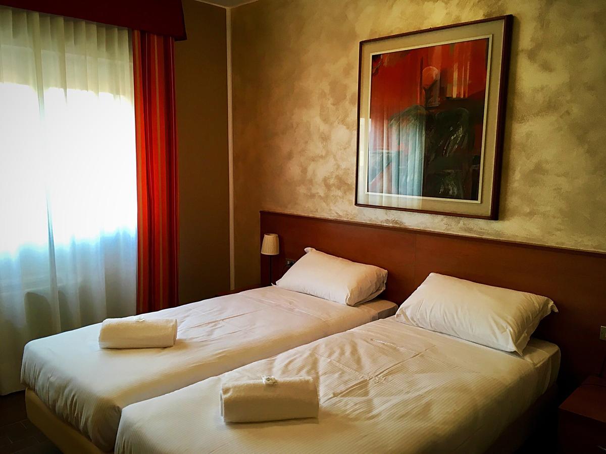 Hotel Forum Rozzano Exterior photo