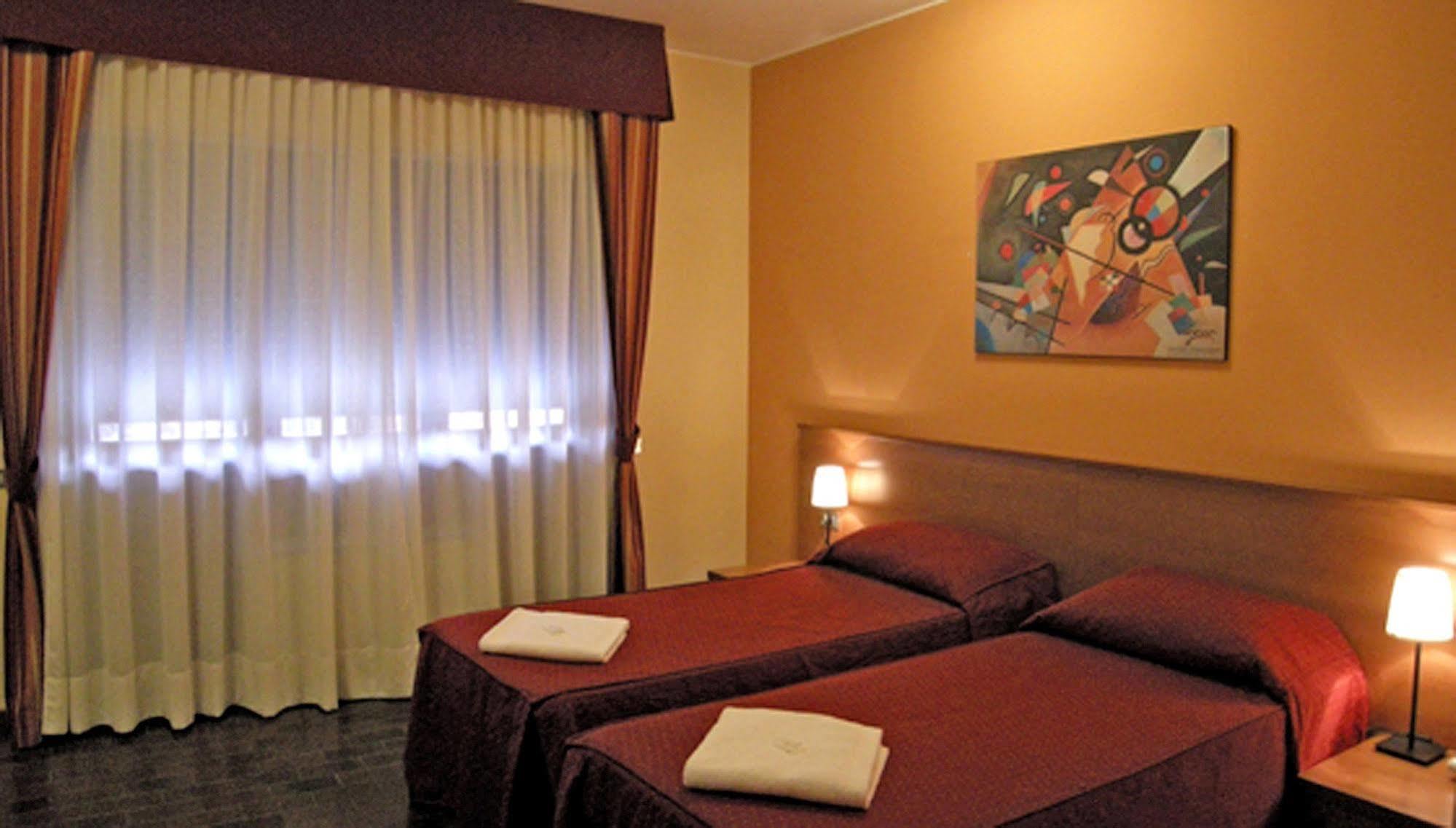 Hotel Forum Rozzano Exterior photo